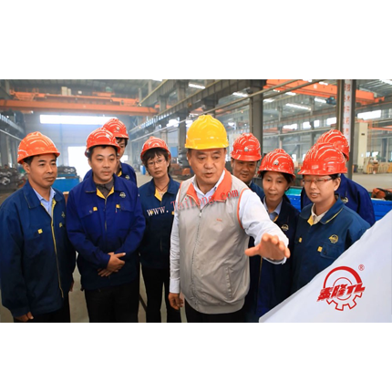 董事長殷根章為新產(chǎn)品開發(fā)指導(dǎo)工作