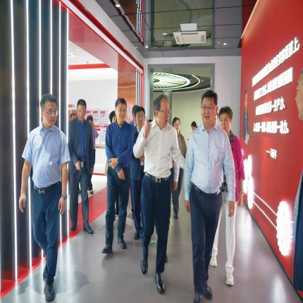 山西省政協(xié)副主席李曉波率“培育壯大智能產(chǎn)業(yè)，加快推動智能化發(fā)展”調(diào)研組參觀考察泰隆集團