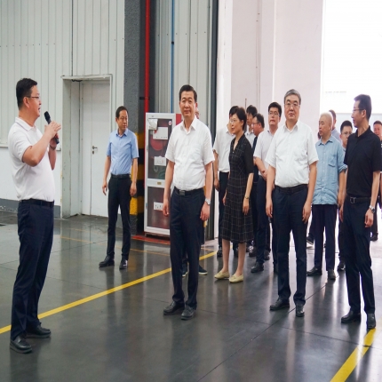 泰州市委常委、統(tǒng)戰(zhàn)部部長(zhǎng)張小兵一行來(lái)泰隆調(diào)研